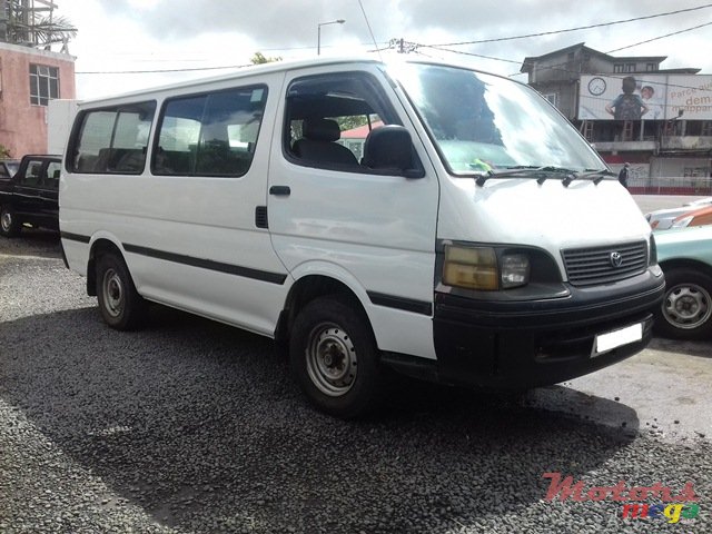 2002' Toyota HiAce photo #2