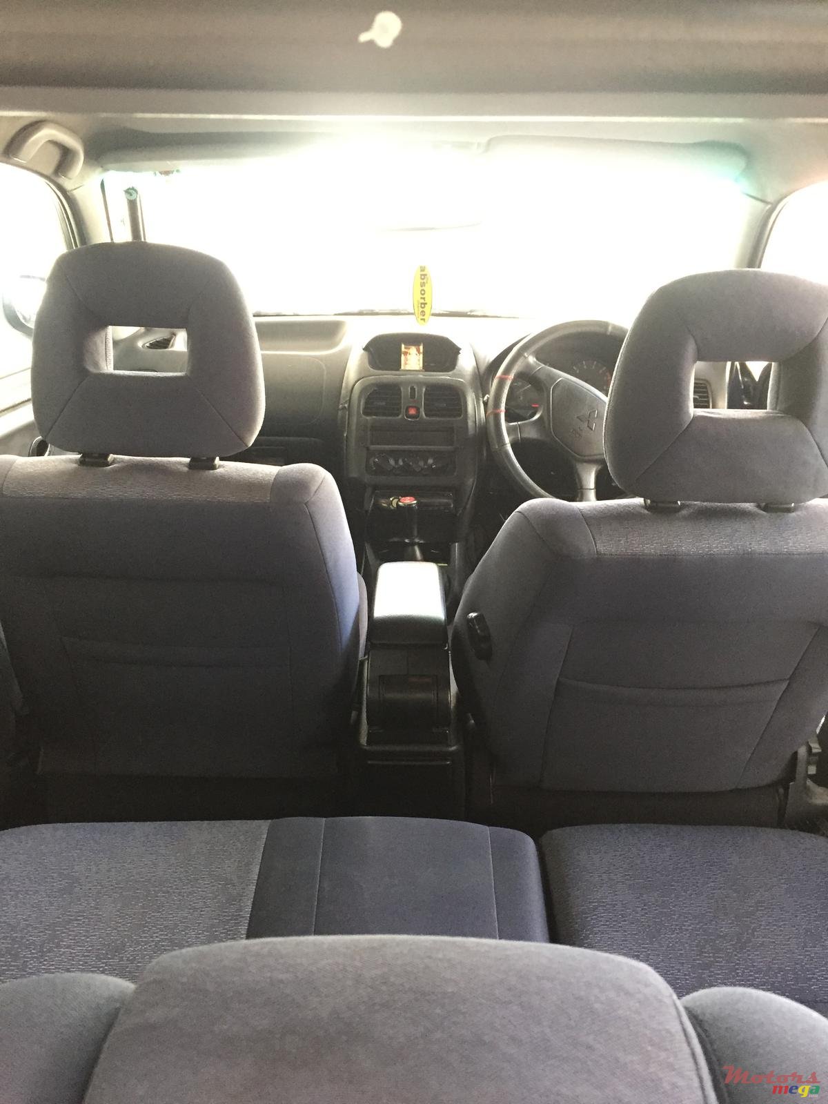 2002' Mitsubishi Carisma photo #5