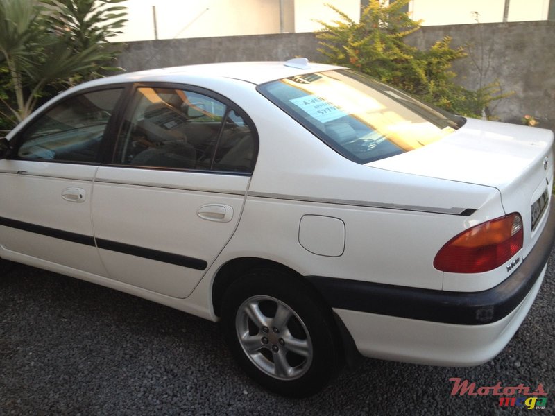 1999' Toyota Avensis photo #1