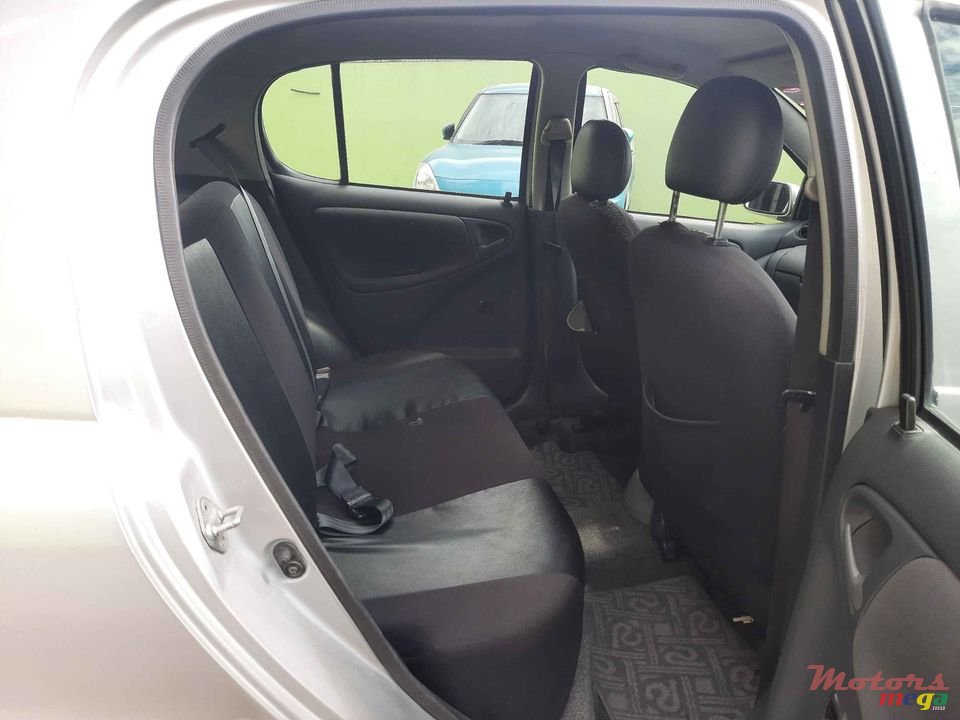 2001' Toyota Vitz photo #5