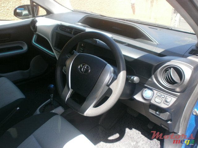 2013' Toyota Prius Plug-in AQUA photo #4
