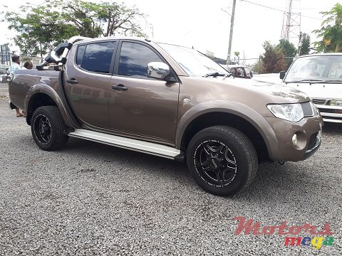 2013' Mitsubishi Sportero photo #2