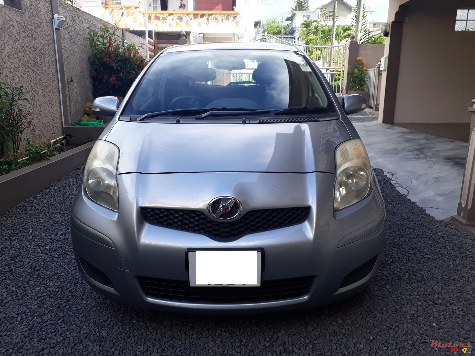 2009' Toyota Vitz photo #2
