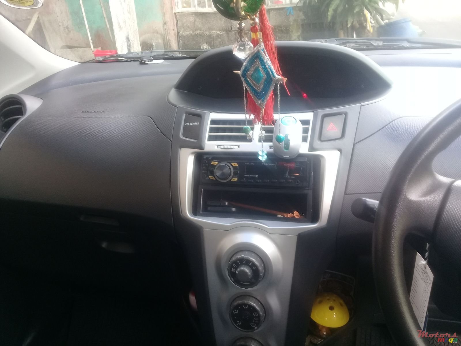 2006' Toyota Vitz photo #6