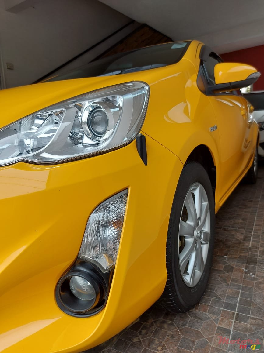 2015' Toyota Aqua photo #2