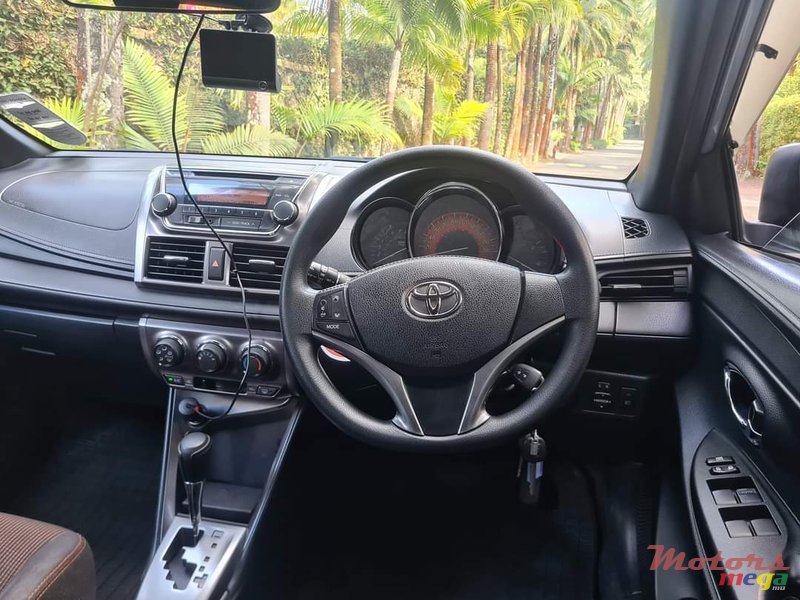 2017' Toyota Yaris photo #5