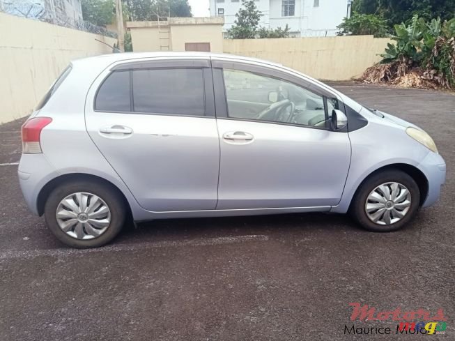 2009' Toyota Vitz photo #1