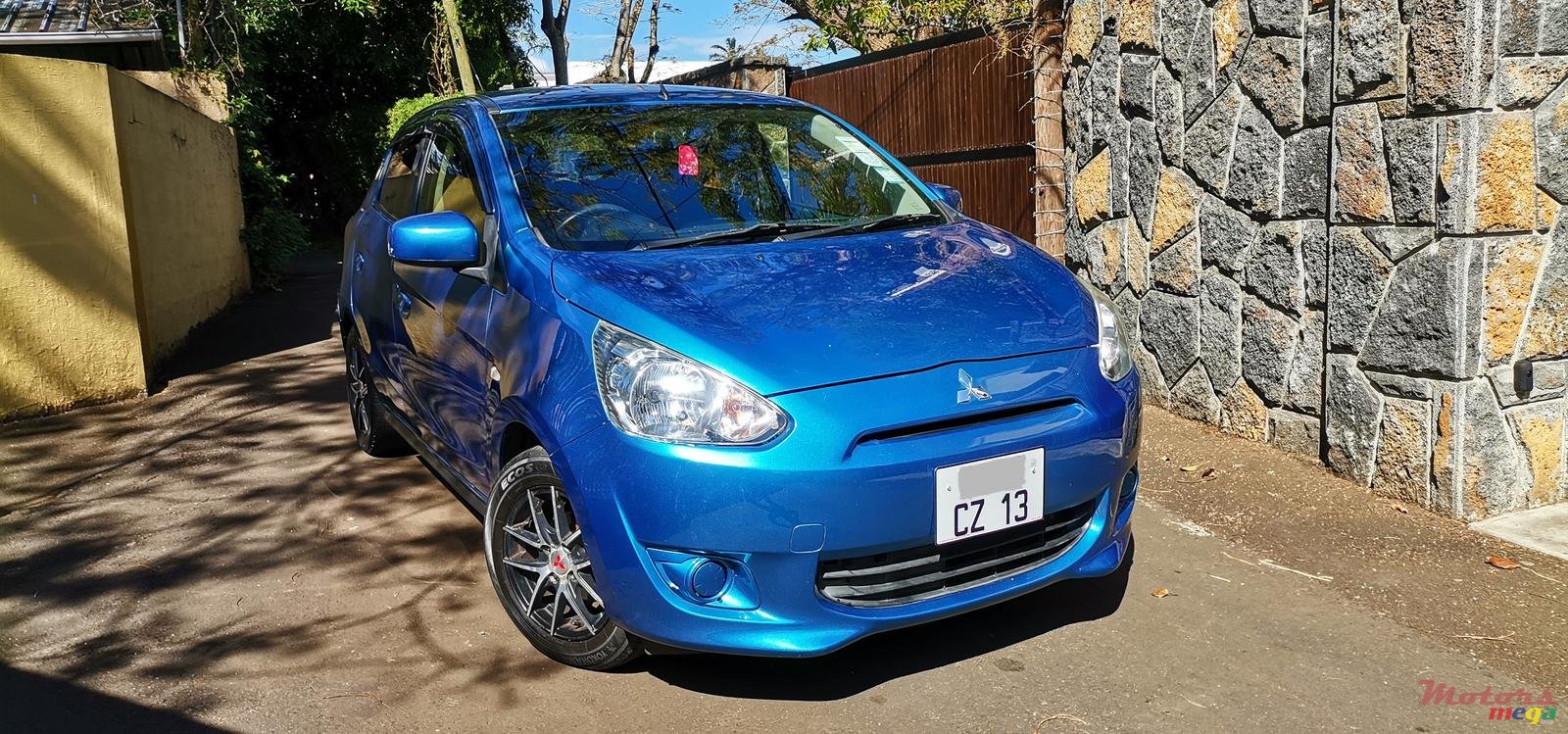 2013' Mitsubishi Mirage photo #1