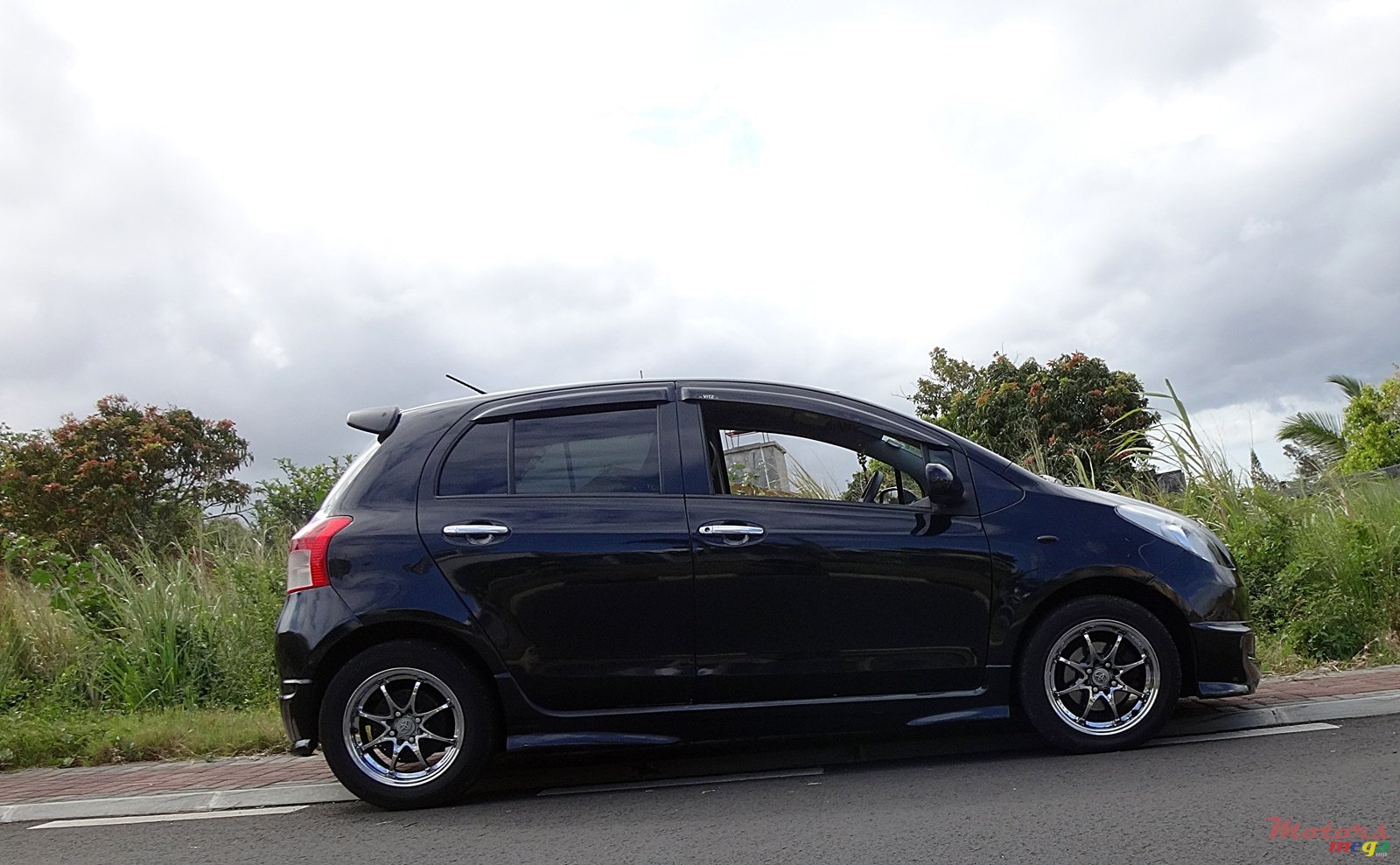 2005' Toyota Vitz photo #2