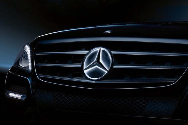 Mercedes Benz Will Offer the Illuminated Star as an Accessory