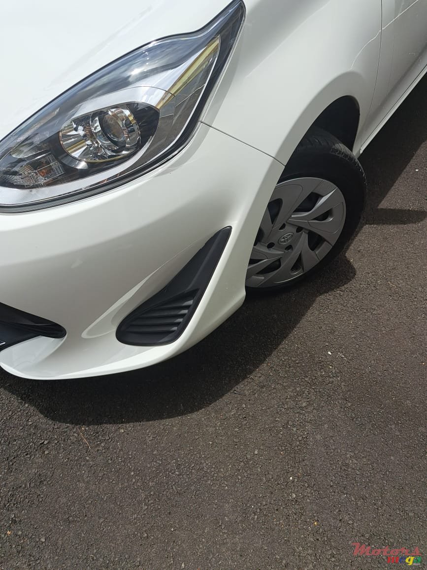 2020' Toyota Prius c photo #6