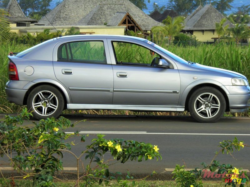 2004' Opel Astra G CC Hatchback photo #2