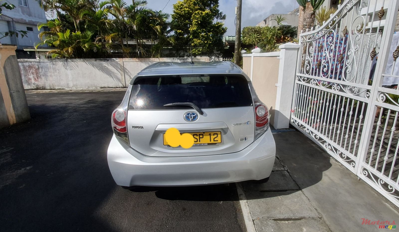 2012' Toyota Prius photo #2