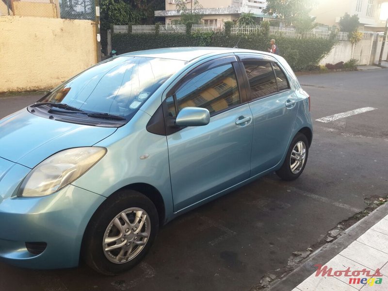 2005' Toyota Vitz photo #3