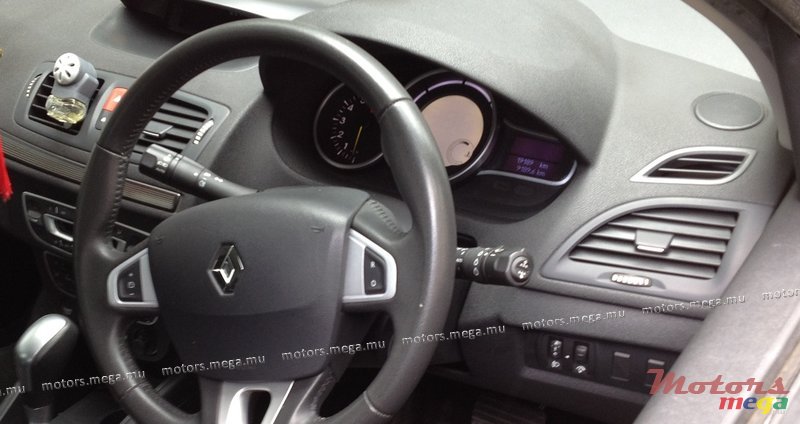 2010' Renault Megane photo #4