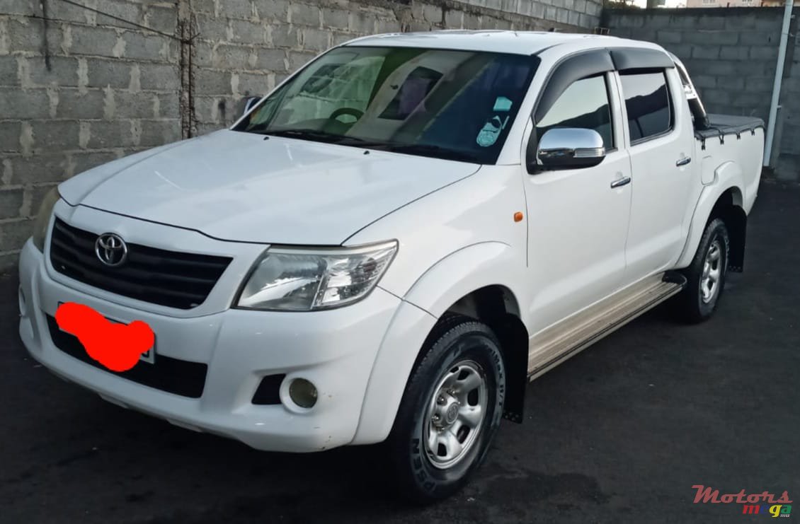 2013' Toyota Hilux photo #3