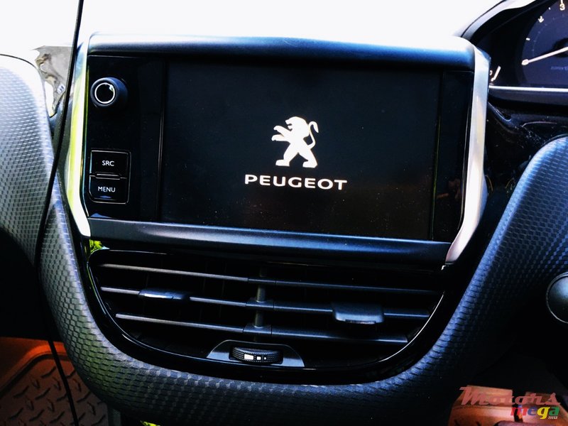 2020' Peugeot 2008 photo #7