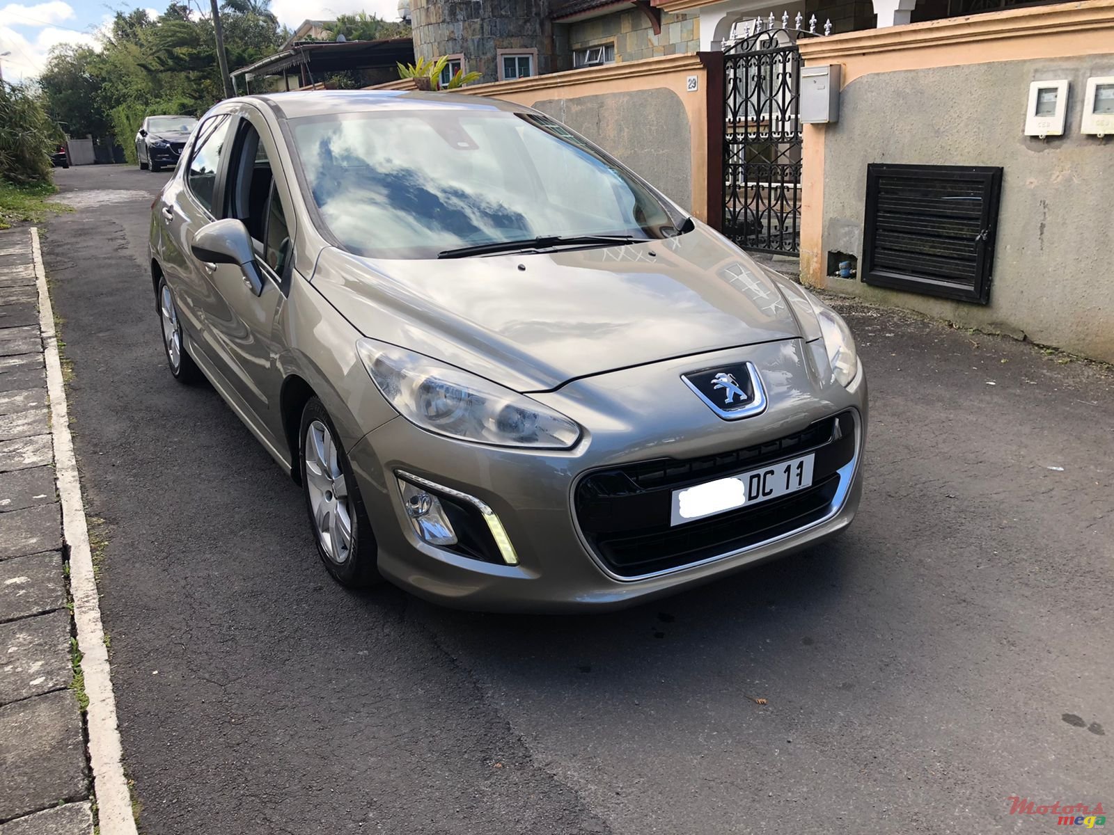 2011' Peugeot 308 photo #3