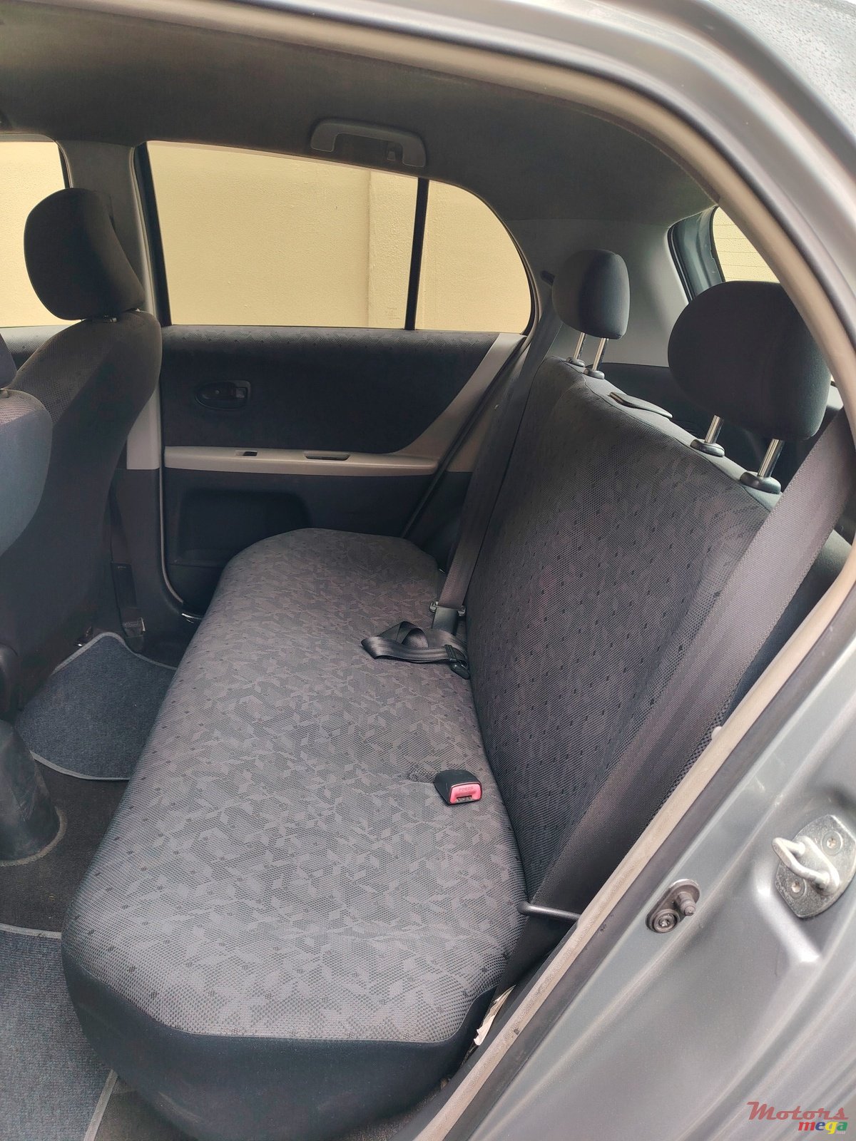 2010' Toyota Vitz photo #6