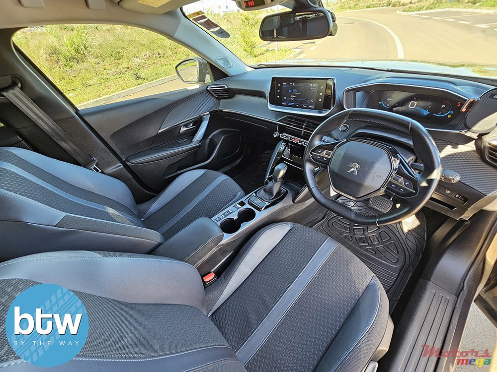 2021' Peugeot 2008 photo #5