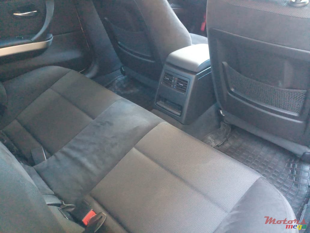 2011' BMW 3 Series Semi Sport photo #3