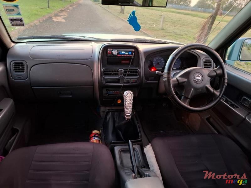 2006' Nissan NP300 photo #4