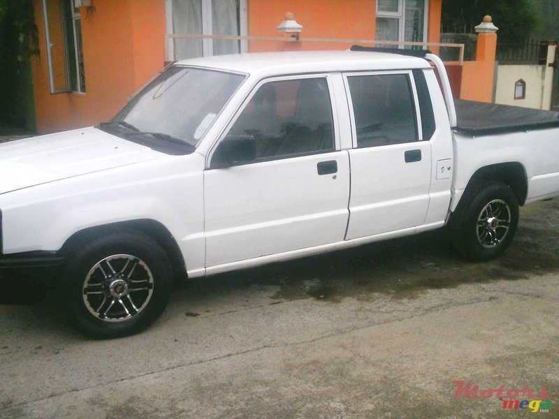 2000' Mitsubishi L200 cab photo #5