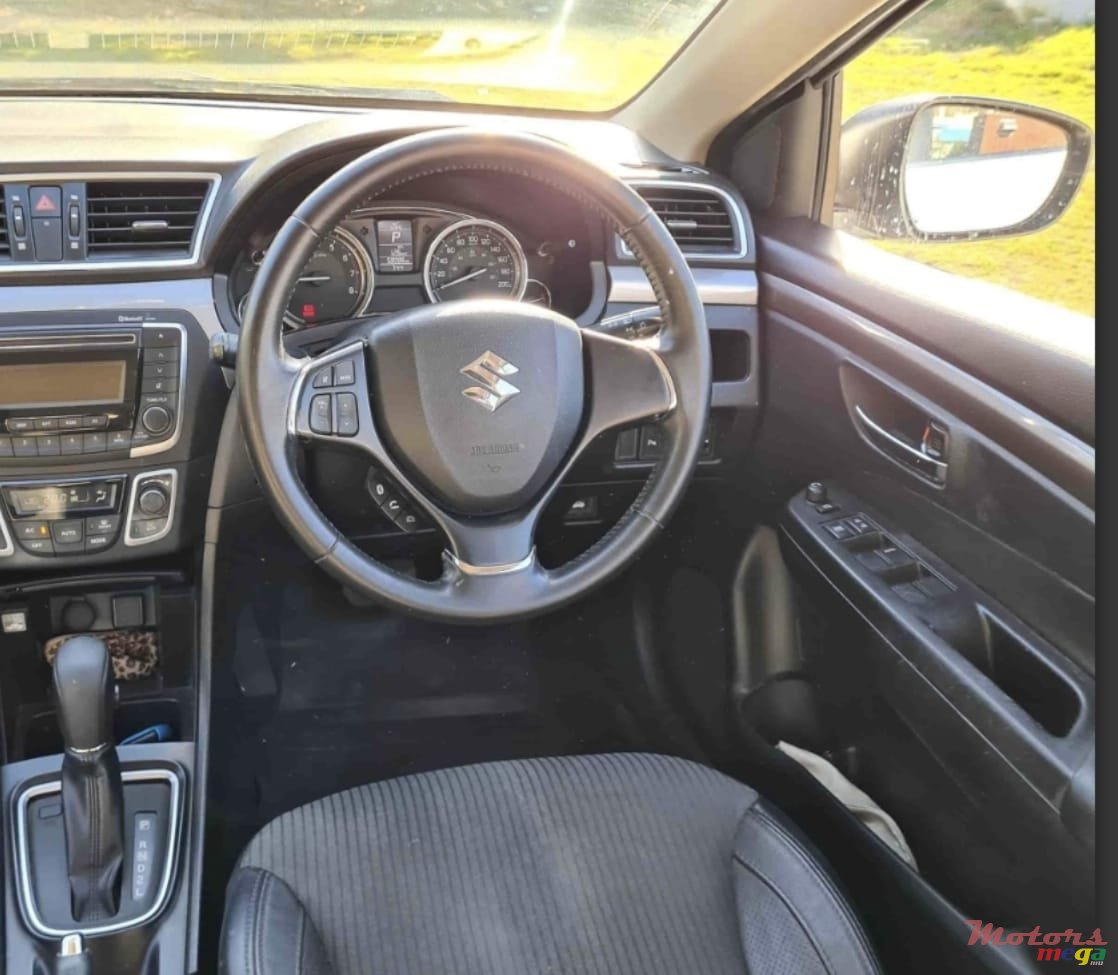 2015' Suzuki Ciaz GLX 1.4 cm3 photo #3