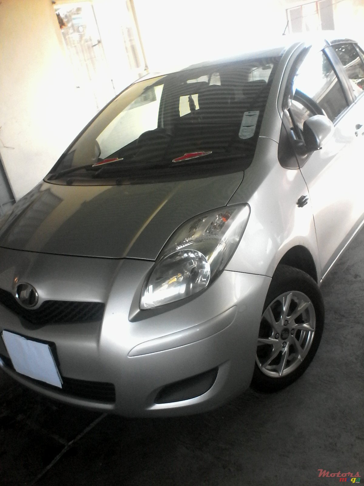 2008' Toyota Vitz photo #1