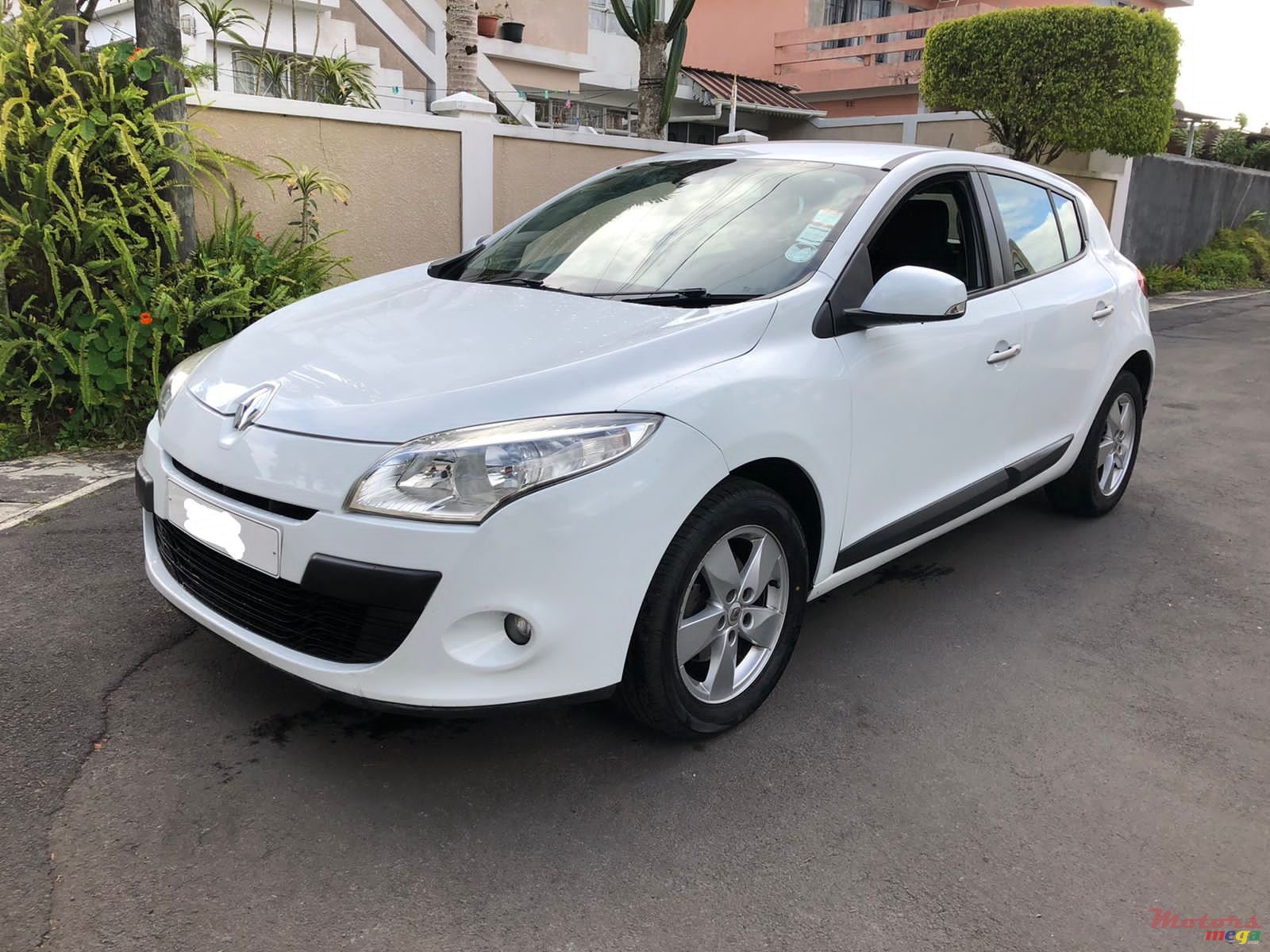 2011' Renault Megane photo #1