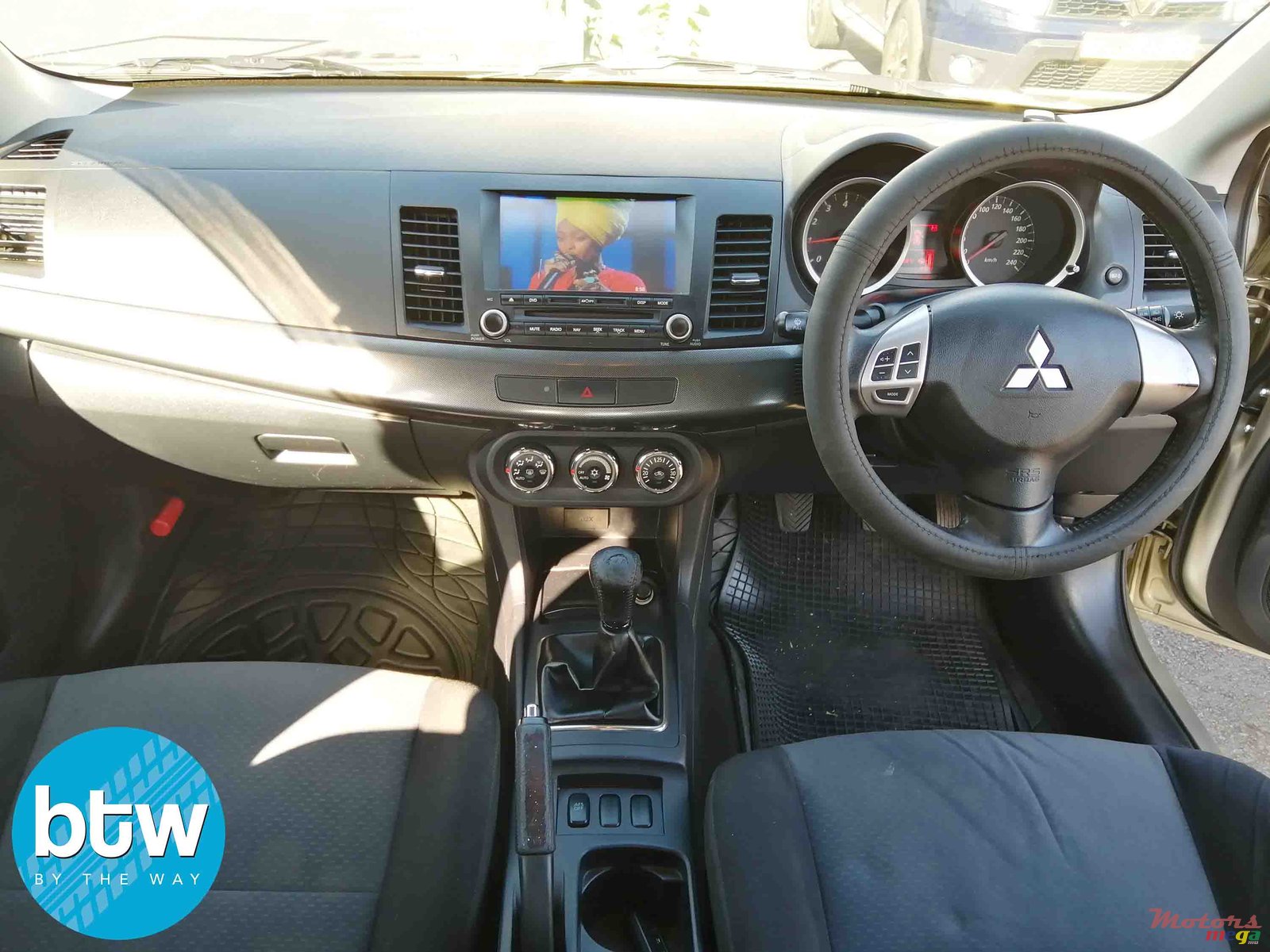 2012' Mitsubishi Lancer Ex photo #4