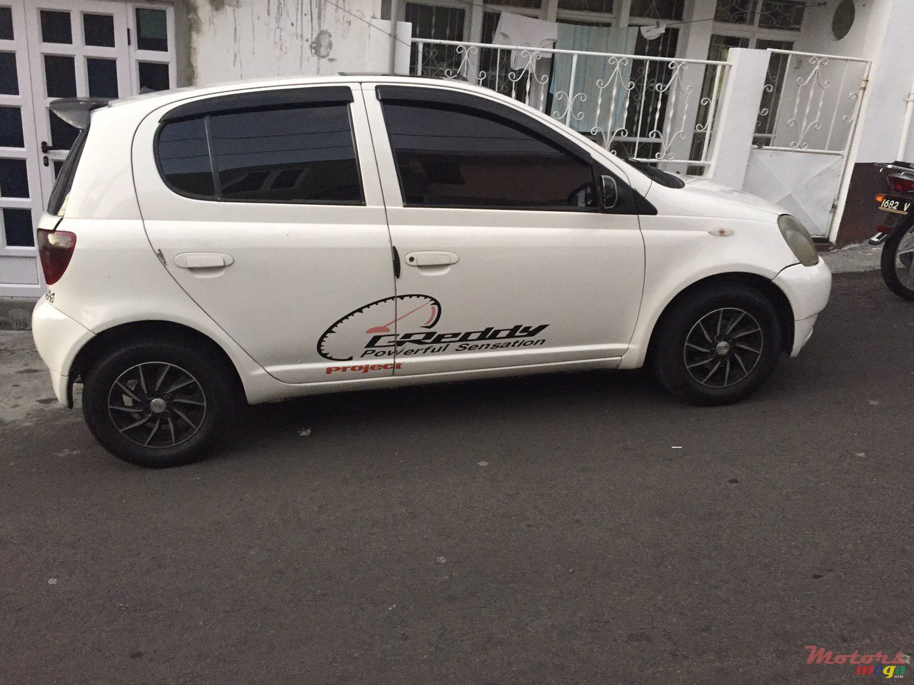 2001' Toyota Vitz photo #1