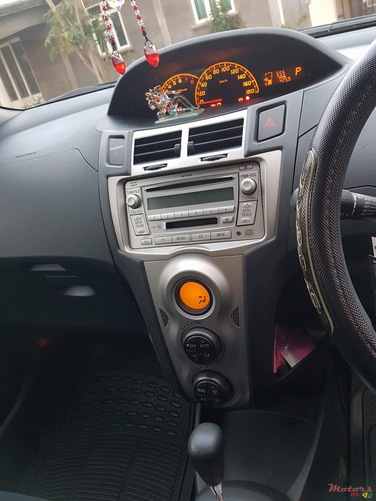 2010' Toyota Vitz photo #7