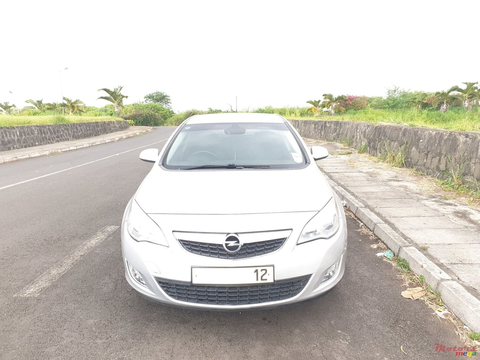 2012' Opel Astra 1.4 Turbo photo #2