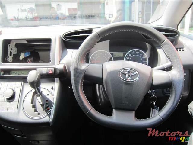 2011' Toyota Wish S photo #4