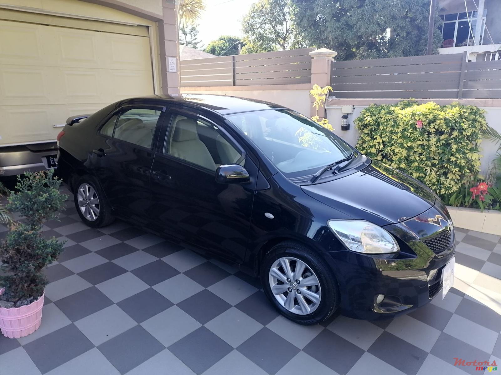 2010' Toyota Yaris photo #1