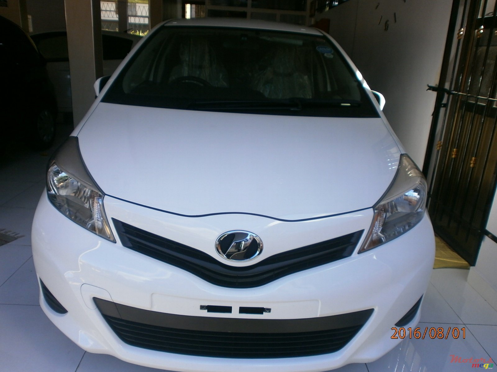 2013' Toyota Vitz photo #1