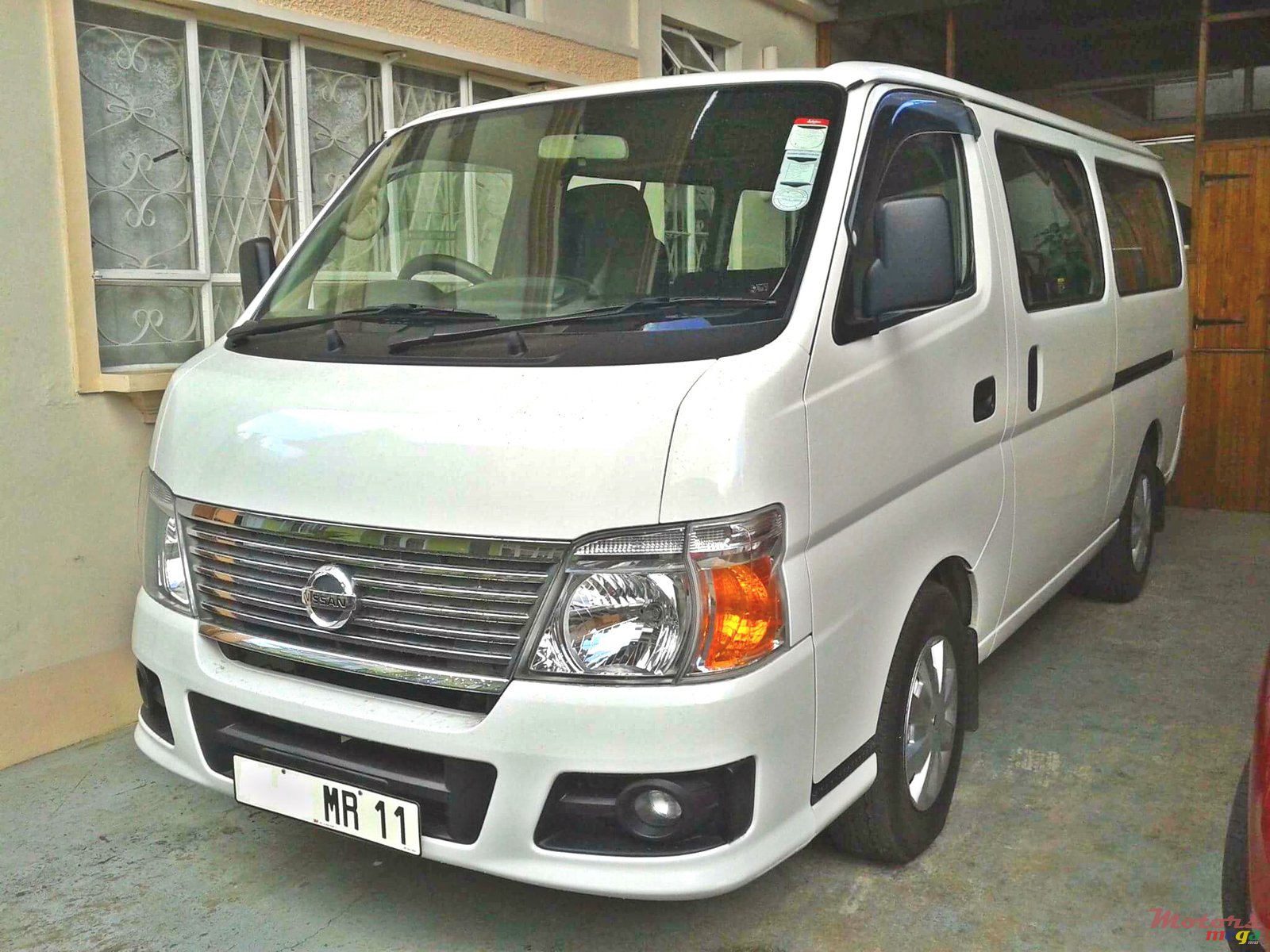 2011' Nissan Urvan photo #1