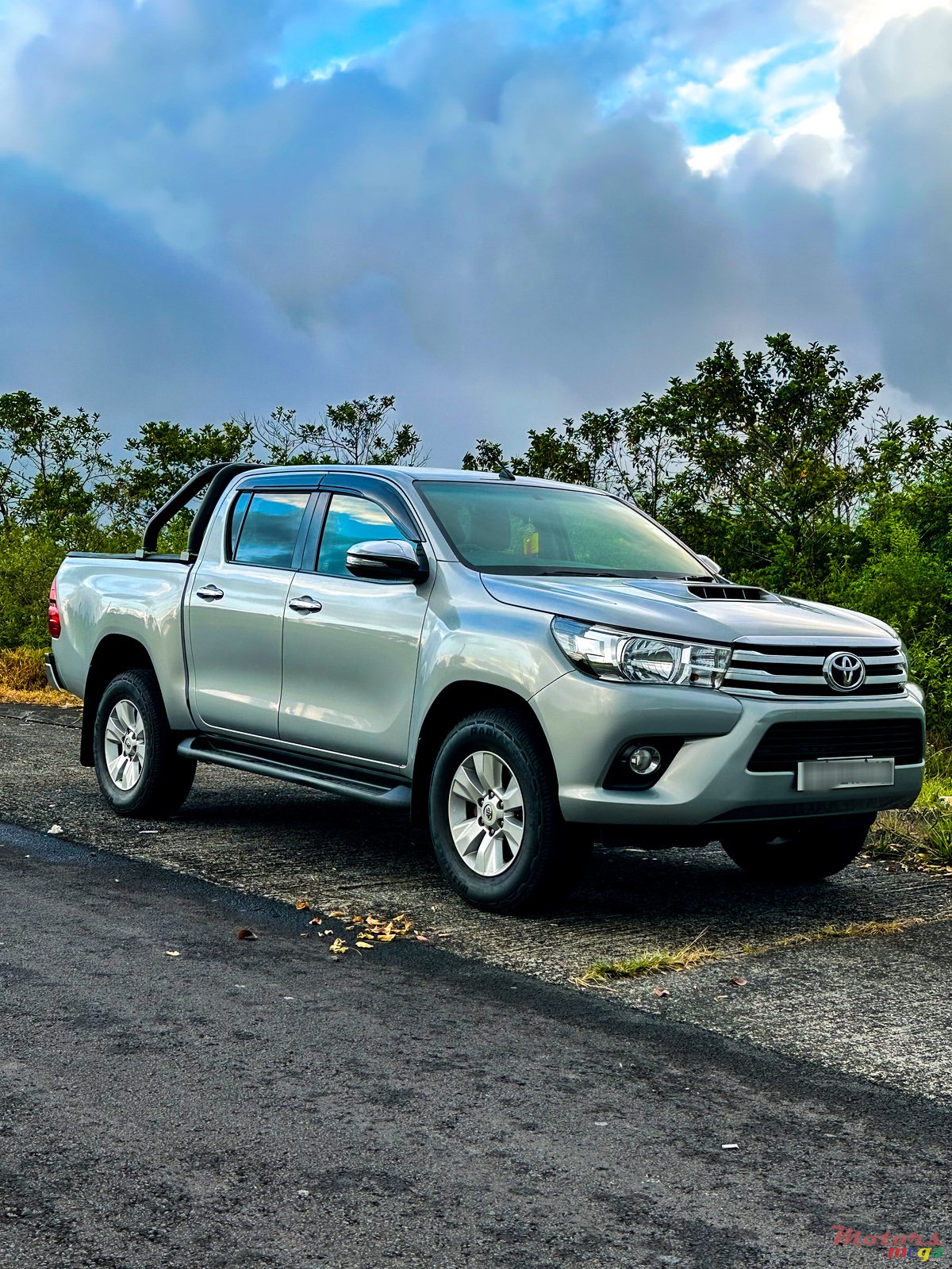 2017' Toyota Hilux photo #2