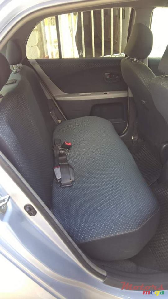 2007' Toyota Vitz photo #3