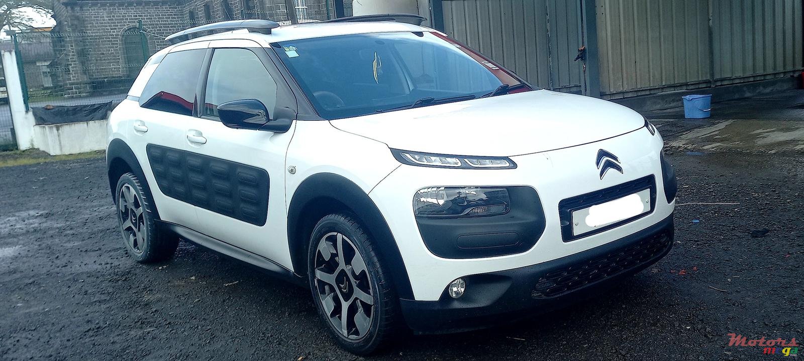 2015' Citroen C4 Cactus photo #2