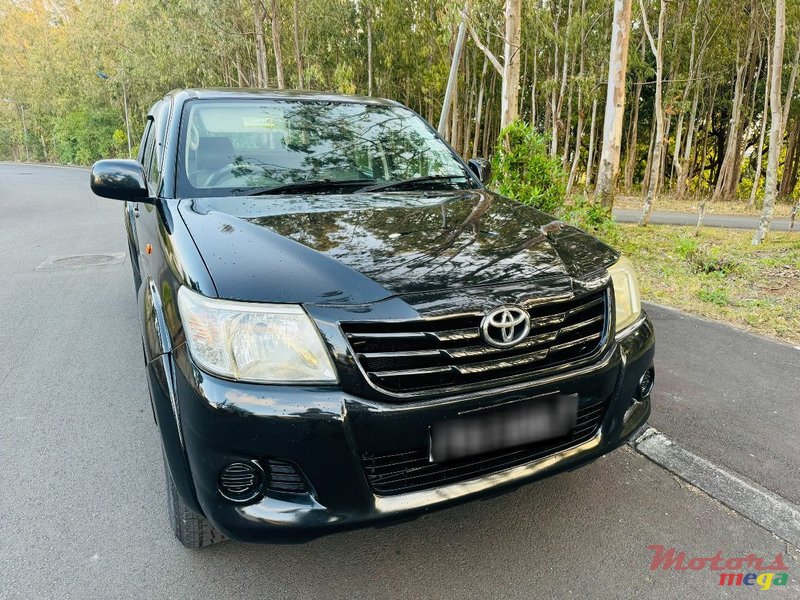 2013' Toyota Hilux black photo #1