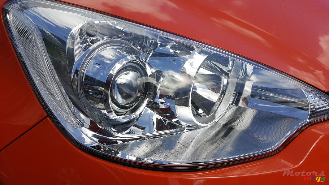 2014' Toyota Prius c photo #7