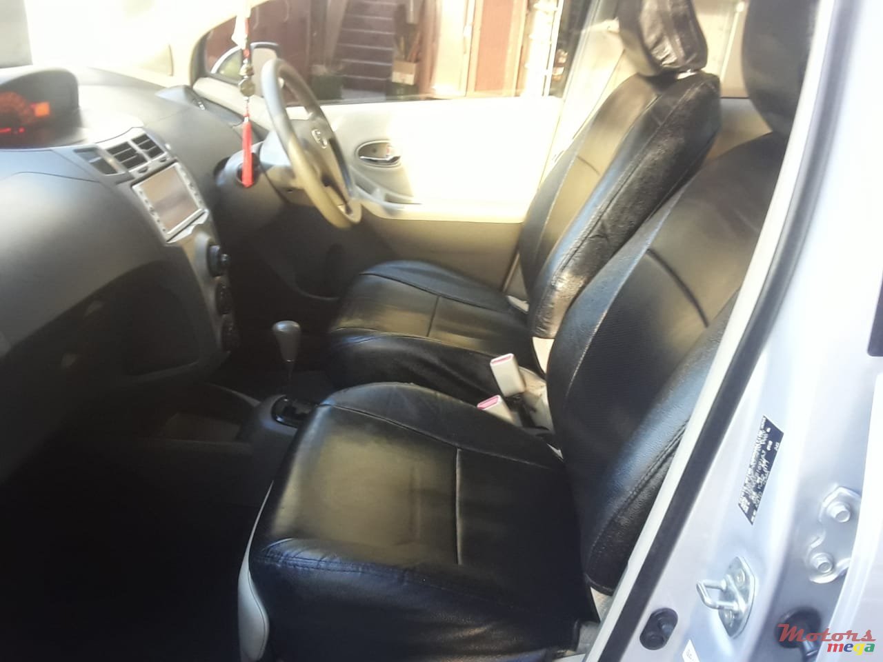 2010' Toyota Vitz photo #4