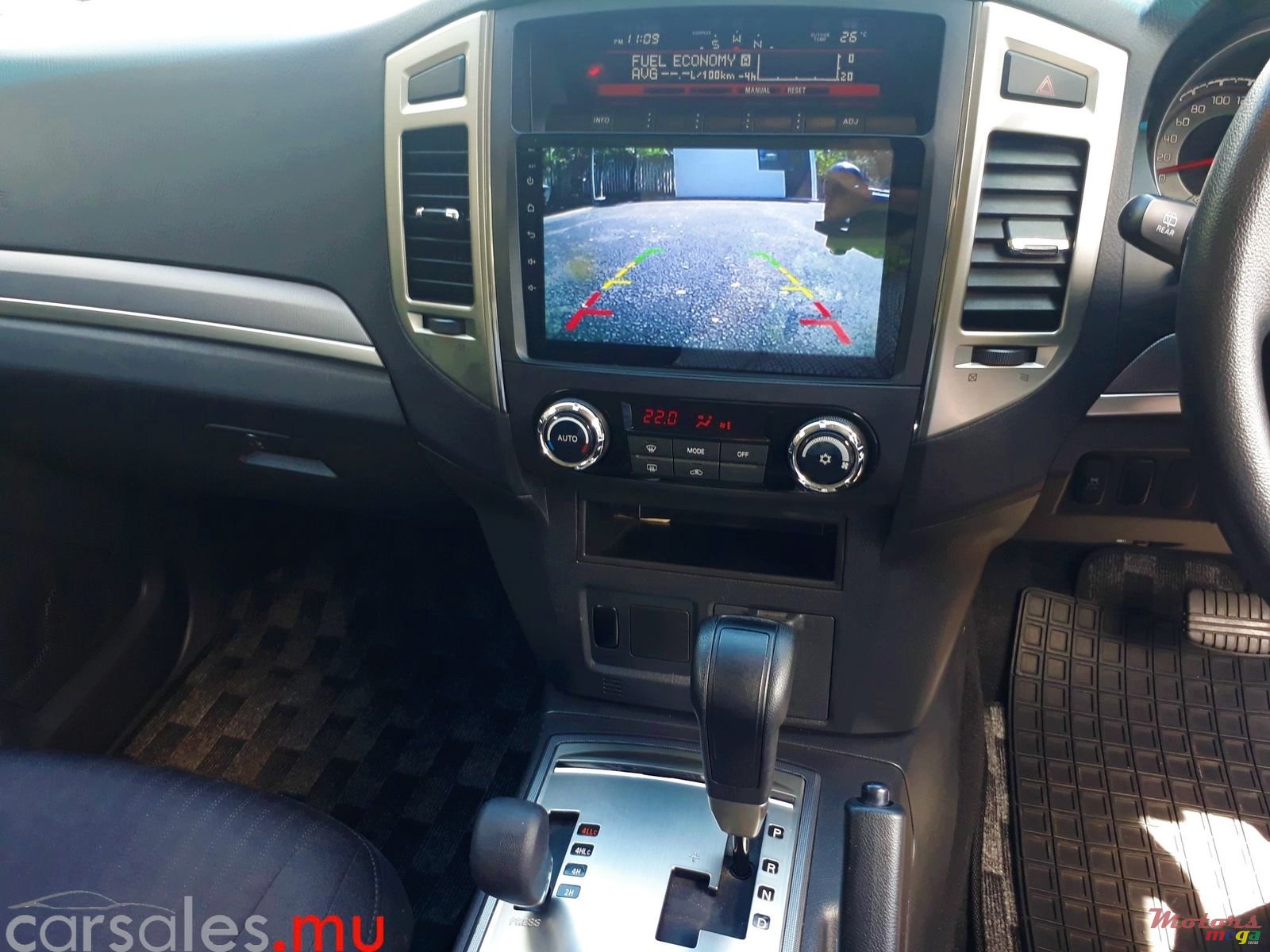 2015' Mitsubishi Pajero 3.0 V6 4WD photo #6