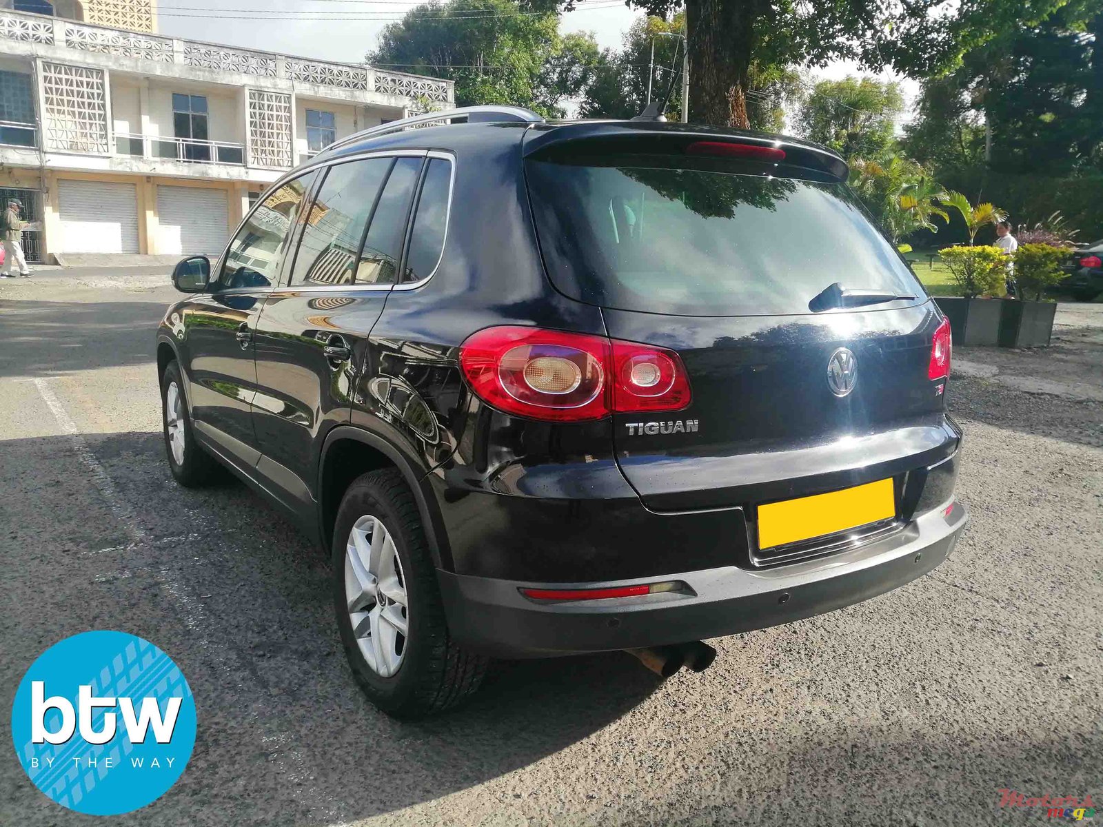 2010' Volkswagen Tiguan AWD photo #2