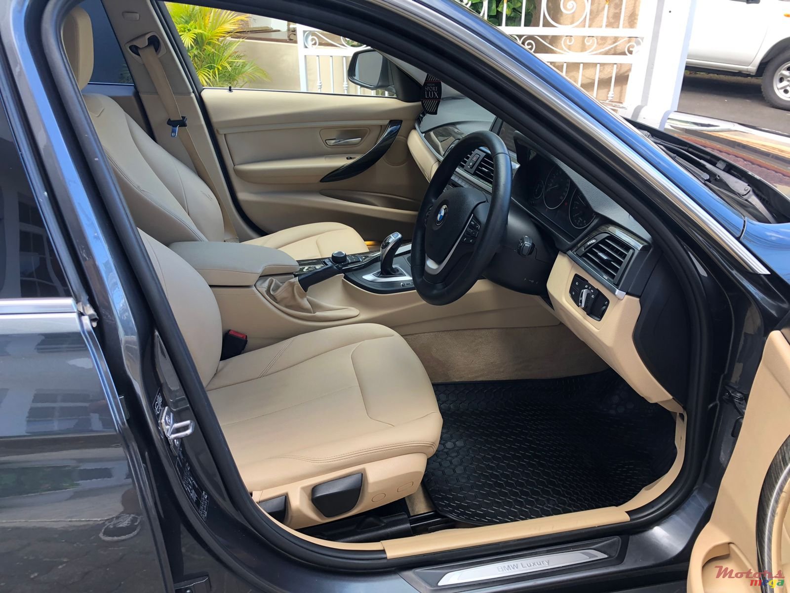 2012' BMW 320i photo #4