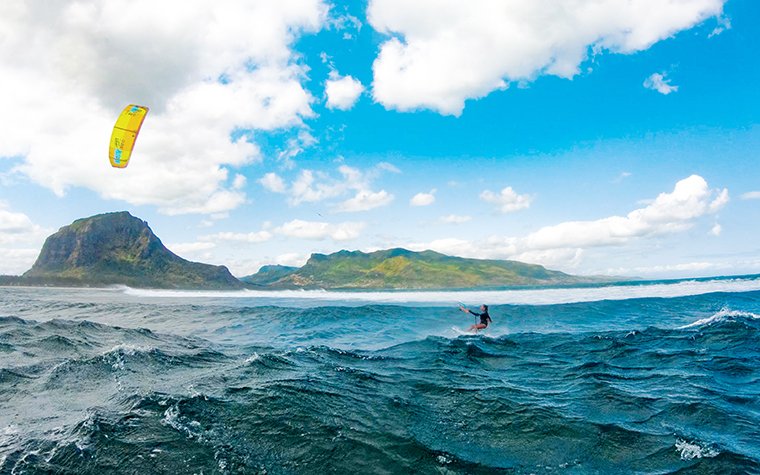 Le nombre de kitesurfers augmente avec l’arrivée des touristes