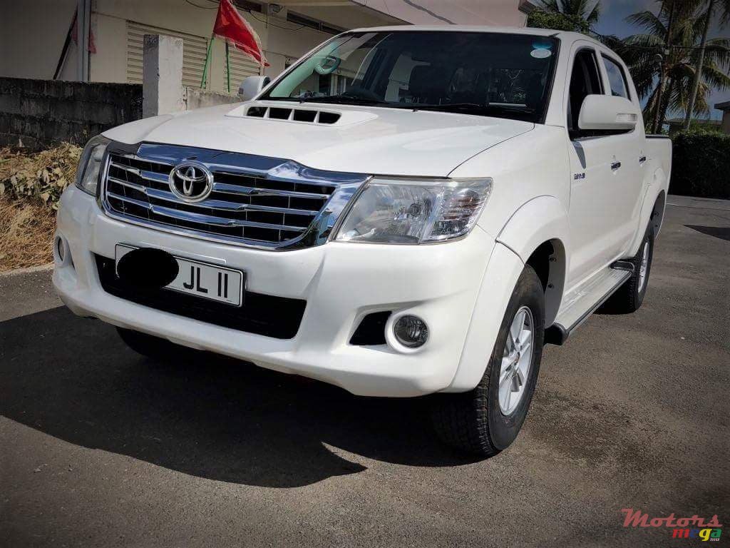2011' Toyota Hilux 3.0 D4D photo #2