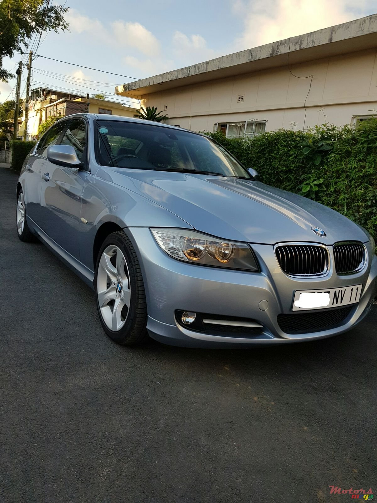 2011' BMW 320 photo #1